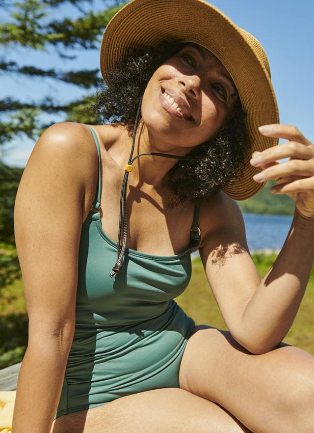 Femme qui porte un maillot une pièce vert