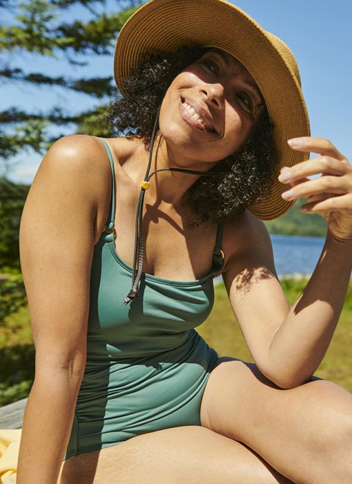 Femme qui porte un maillot une pièce vert