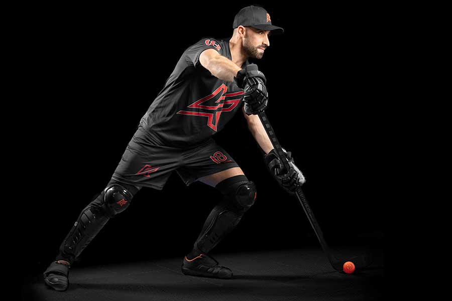 Homme qui joue au dek hockey portant des vêtements et équipements Knapper