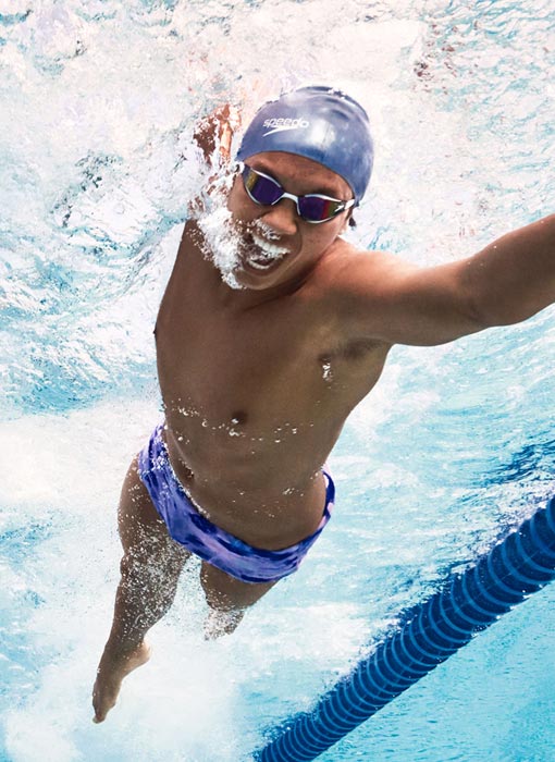 Homme qui fait de la natation et qui porte un maillot d'entraînement bleu 